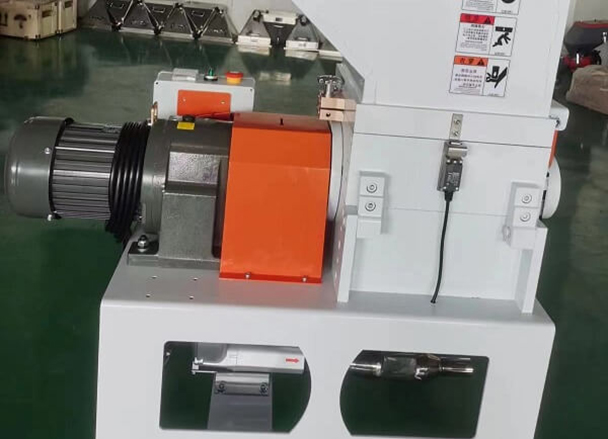 士元电机卧式粉碎机减速机的应用 拷贝.jpg