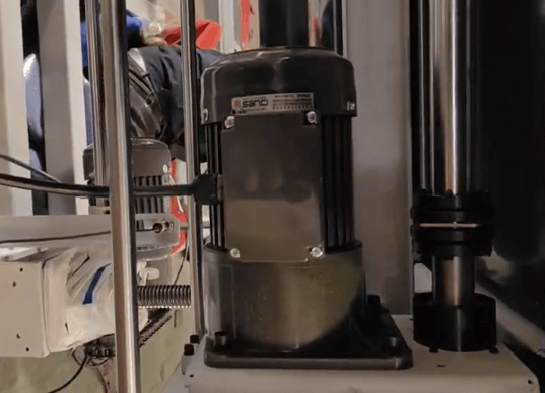 士元刹车减速电机在皮带机输送上的应用 拷贝.png